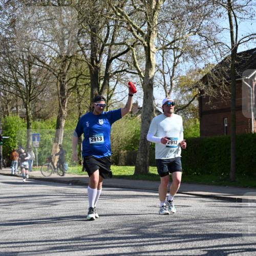 12.04.2026 - 45. Internationalen Wilhelmsburger Insellauf J. Mangold http://msf.ph/oto/9465119 12.04.2026 10:56:45 Ziel 5319, 5352, 2915, 3224, 4654, 3059, 3187, 4448, 2912, 2913, 4927, 2791, 2067, 4321, 2744, 5508, 5508, 4388, 2579, 2458, 5845, 5844, 5701 meine-sportfotos.de