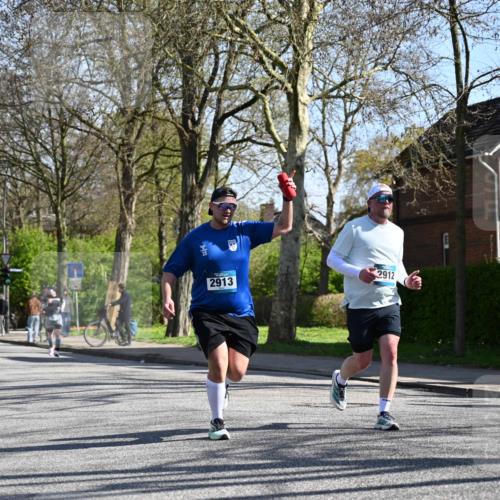12.04.2026 - 45. Internationalen Wilhelmsburger Insellauf J. Mangold http://msf.ph/oto/9465125 12.04.2026 10:56:45 Ziel 5319, 5352, 2915, 3224, 4654, 3059, 3187, 4448, 2912, 2913, 4927, 2791, 2067, 4321, 2744, 5508, 5508, 4388, 2579, 2458, 5845, 5844, 5701 meine-sportfotos.de