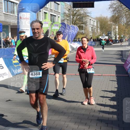 12.04.2026 - 45. Internationalen Wilhelmsburger Insellauf Strokosch-Dieckow http://msf.ph/oto/9465190 12.04.2026 10:57:33 Ziel 2458, 5845, 5844 meine-sportfotos.de
