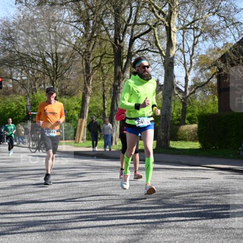 12.04.2026 - 45. Internationalen Wilhelmsburger Insellauf J. Mangold http://msf.ph/oto/9465196 12.04.2026 10:56:59 Ziel 2912, 2913, 4927, 2791, 2067, 4321, 2744, 5508, 4388, 2579, 2458, 5845, 5844, 5701, 4368, 2441, 5243 meine-sportfotos.de