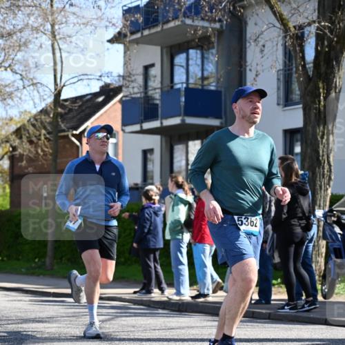12.04.2026 - 45. Internationalen Wilhelmsburger Insellauf J. Mangold http://msf.ph/oto/9465412 12.04.2026 10:57:50 Ziel 3798, 2861, 3340, 2847, 4339, 3179, 3753, 4947, 3754, 5362, 4157, 2164, 4120, 2283, 2228, 4396, 3997, 2818, 3257, 2499, 2194, 2900, 3260, 3568, 4352, 4215, 4394, 3665 meine-sportfotos.de