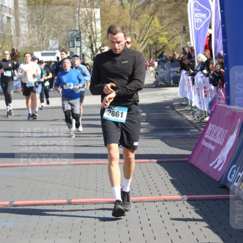 12.04.2026 - 45. Internationalen Wilhelmsburger Insellauf Strokosch-Dieckow http://msf.ph/oto/9465427 12.04.2026 10:58:15 Ziel 2861, 3340, 2847, 4339, 3179, 3753, 4947 meine-sportfotos.de