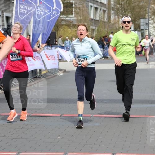 12.04.2026 - 45. Internationalen Wilhelmsburger Insellauf Strokosch-Dieckow http://msf.ph/oto/9465575 12.04.2026 13:13:04 Ziel 5750, 5855, 2280, 3441, 5674, 4841 meine-sportfotos.de