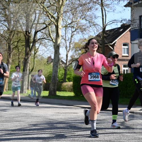 12.04.2026 - 45. Internationalen Wilhelmsburger Insellauf J. Mangold http://msf.ph/oto/9465607 12.04.2026 10:58:29 Ziel 4352, 4215, 4394, 3665, 3968, 4577, 5703, 3142, 5468, 3140, 4071, 2553, 2989, 3825, 5615, 3150, 2269 meine-sportfotos.de