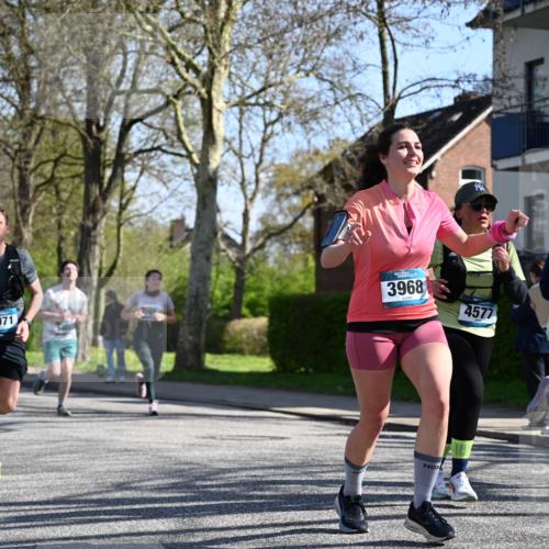 12.04.2026 - 45. Internationalen Wilhelmsburger Insellauf J. Mangold http://msf.ph/oto/9465611 12.04.2026 10:58:29 Ziel 4352, 4215, 4394, 3665, 3968, 4577, 5703, 3142, 5468, 3140, 4071, 2553, 2989, 3825, 5615, 3150, 2269 meine-sportfotos.de