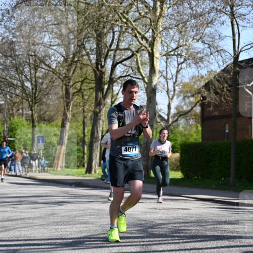 12.04.2026 - 45. Internationalen Wilhelmsburger Insellauf J. Mangold http://msf.ph/oto/9465615 12.04.2026 10:58:29 Ziel 4352, 4215, 4394, 3665, 3968, 4577, 5703, 3142, 5468, 3140, 4071, 2553, 2989, 3825, 5615, 3150, 2269 meine-sportfotos.de