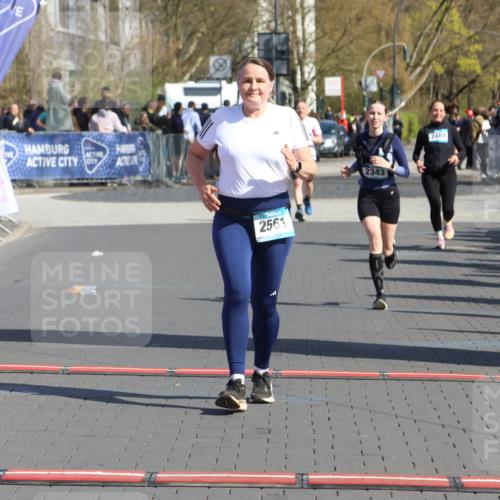 12.04.2026 - 45. Internationalen Wilhelmsburger Insellauf Strokosch-Dieckow http://msf.ph/oto/9465634 12.04.2026 11:16:04 Ziel 2561, 2343 meine-sportfotos.de
