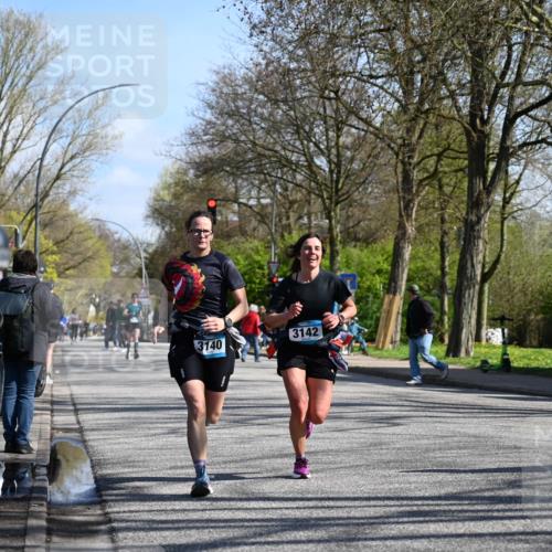 12.04.2026 - 45. Internationalen Wilhelmsburger Insellauf J. Mangold http://msf.ph/oto/9465635 12.04.2026 10:58:31 Ziel 4394, 3665, 3968, 4577, 5703, 3142, 5468, 3140, 4071, 2553, 2989, 2989, 3825, 5615, 3150, 2269, 5366, 3044, 3045 meine-sportfotos.de
