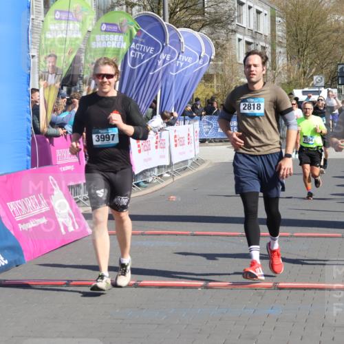 12.04.2026 - 45. Internationalen Wilhelmsburger Insellauf Strokosch-Dieckow http://msf.ph/oto/9465680 12.04.2026 10:58:34 Ziel 3997, 2818, 3257, 2499, 2194 meine-sportfotos.de