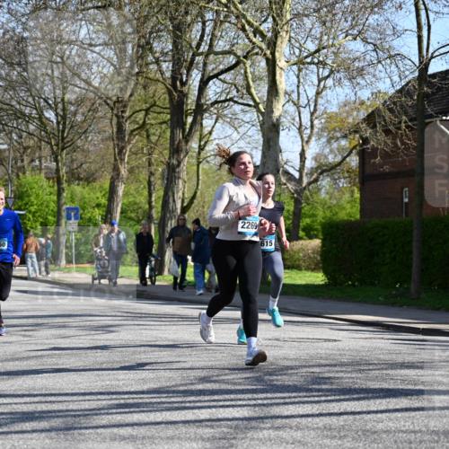 12.04.2026 - 45. Internationalen Wilhelmsburger Insellauf J. Mangold http://msf.ph/oto/9465700 12.04.2026 10:58:51 Ziel 2989, 3825, 5615, 3150, 2269, 5366, 3044, 3045, 3582, 4896, 2308 meine-sportfotos.de