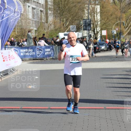 12.04.2026 - 45. Internationalen Wilhelmsburger Insellauf Strokosch-Dieckow http://msf.ph/oto/9465766 12.04.2026 11:16:15 Ziel 2295 meine-sportfotos.de