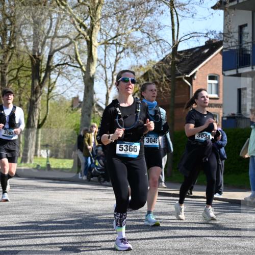 12.04.2026 - 45. Internationalen Wilhelmsburger Insellauf J. Mangold http://msf.ph/oto/9465773 12.04.2026 10:59:07 Ziel 5366, 3044, 3045, 3582, 4896, 2308, 2308, 5419, 2931, 2930, 4004, 2858, 2858, 5699, 5698, 4101, 2529, 3194 meine-sportfotos.de