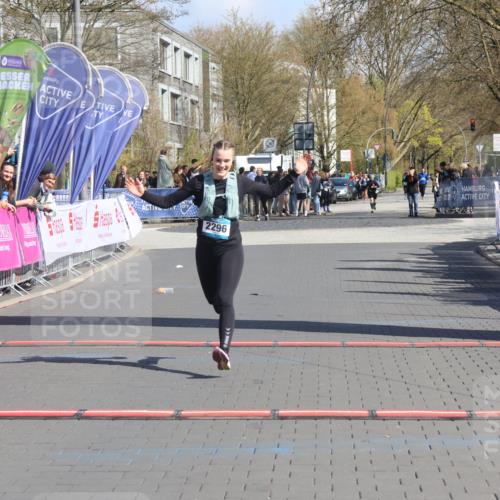 12.04.2026 - 45. Internationalen Wilhelmsburger Insellauf Strokosch-Dieckow http://msf.ph/oto/9465908 12.04.2026 11:16:33 Ziel 2467, 2468, 2296 meine-sportfotos.de