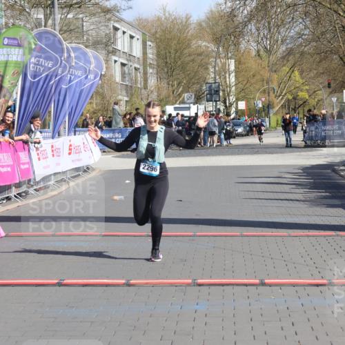 12.04.2026 - 45. Internationalen Wilhelmsburger Insellauf Strokosch-Dieckow http://msf.ph/oto/9465922 12.04.2026 11:16:33 Ziel 2467, 2468, 2296 meine-sportfotos.de