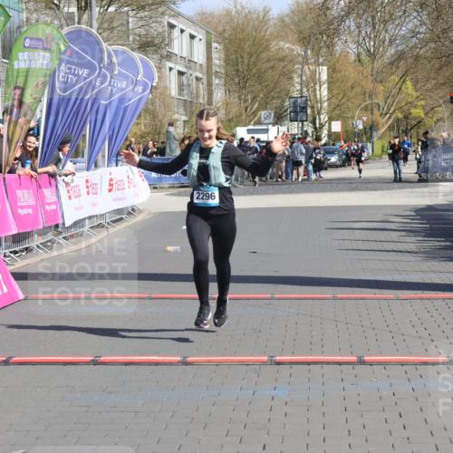 12.04.2026 - 45. Internationalen Wilhelmsburger Insellauf Strokosch-Dieckow http://msf.ph/oto/9465938 12.04.2026 11:16:33 Ziel 2467, 2468, 2296 meine-sportfotos.de