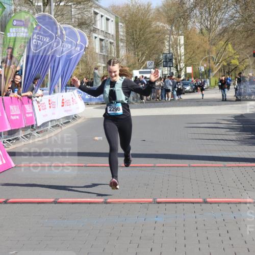 12.04.2026 - 45. Internationalen Wilhelmsburger Insellauf Strokosch-Dieckow http://msf.ph/oto/9465946 12.04.2026 11:16:33 Ziel 2467, 2468, 2296 meine-sportfotos.de