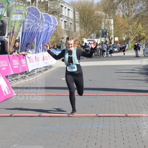 12.04.2026 - 45. Internationalen Wilhelmsburger Insellauf Strokosch-Dieckow http://msf.ph/oto/9465958 12.04.2026 11:16:33 Ziel 2467, 2468, 2296 meine-sportfotos.de