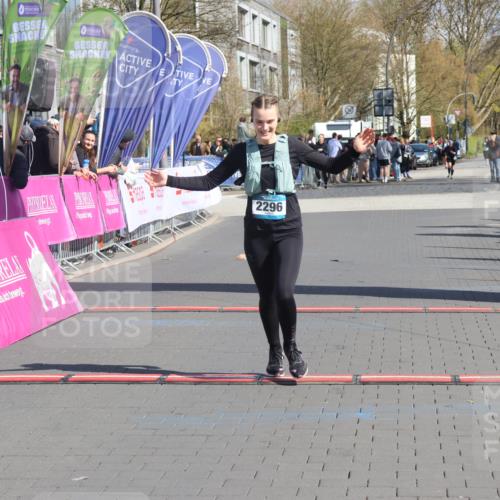 12.04.2026 - 45. Internationalen Wilhelmsburger Insellauf Strokosch-Dieckow http://msf.ph/oto/9465970 12.04.2026 11:16:33 Ziel 2467, 2468, 2296 meine-sportfotos.de