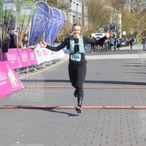 12.04.2026 - 45. Internationalen Wilhelmsburger Insellauf Strokosch-Dieckow http://msf.ph/oto/9465983 12.04.2026 11:16:33 Ziel 2467, 2468, 2296 meine-sportfotos.de