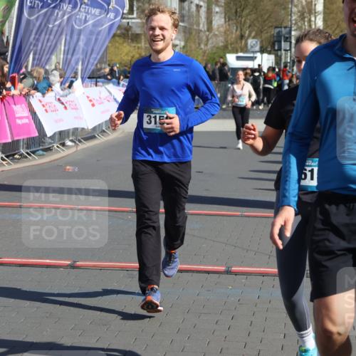 12.04.2026 - 45. Internationalen Wilhelmsburger Insellauf Strokosch-Dieckow http://msf.ph/oto/9466016 12.04.2026 10:59:14 Ziel 2989, 3825, 5615, 3150 meine-sportfotos.de