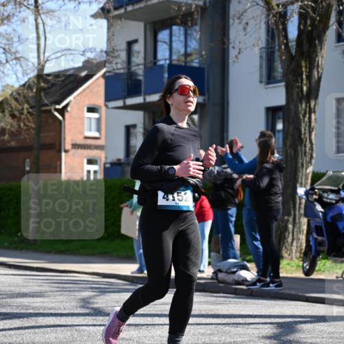 12.04.2026 - 45. Internationalen Wilhelmsburger Insellauf J. Mangold http://msf.ph/oto/9466172 12.04.2026 11:00:12 Ziel 3727, 2166, 2977, 4107, 4152, 2646, 4991, 4993, 3953, 3373, 4632, 2389, 3725 meine-sportfotos.de
