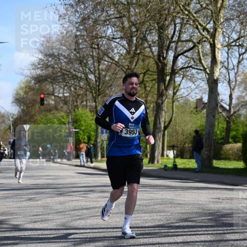 12.04.2026 - 45. Internationalen Wilhelmsburger Insellauf J. Mangold http://msf.ph/oto/9466186 12.04.2026 11:00:22 Ziel 2977, 4107, 4152, 2646, 4991, 4993, 3953, 3373, 4632, 2389, 3725, 5581 meine-sportfotos.de