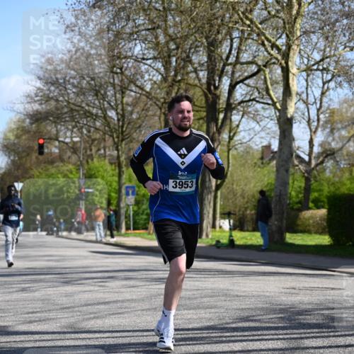 12.04.2026 - 45. Internationalen Wilhelmsburger Insellauf J. Mangold http://msf.ph/oto/9466188 12.04.2026 11:00:22 Ziel 2977, 4107, 4152, 2646, 4991, 4993, 3953, 3373, 4632, 2389, 3725, 5581 meine-sportfotos.de