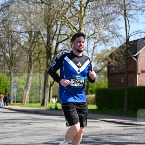 12.04.2026 - 45. Internationalen Wilhelmsburger Insellauf J. Mangold http://msf.ph/oto/9466202 12.04.2026 11:00:23 Ziel 2977, 4107, 4152, 2646, 4991, 4993, 3953, 3373, 4632, 2389, 2389, 3725, 5581 meine-sportfotos.de