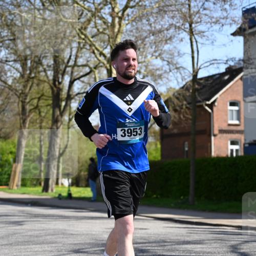 12.04.2026 - 45. Internationalen Wilhelmsburger Insellauf J. Mangold http://msf.ph/oto/9466204 12.04.2026 11:00:23 Ziel 2977, 4107, 4152, 2646, 4991, 4993, 3953, 3373, 4632, 2389, 2389, 3725, 5581 meine-sportfotos.de