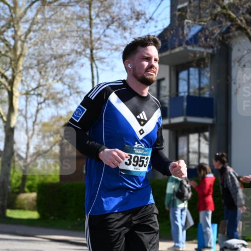 12.04.2026 - 45. Internationalen Wilhelmsburger Insellauf J. Mangold http://msf.ph/oto/9466214 12.04.2026 11:00:23 Ziel 2977, 4107, 4152, 2646, 4991, 4993, 3953, 3373, 4632, 2389, 2389, 3725, 5581 meine-sportfotos.de