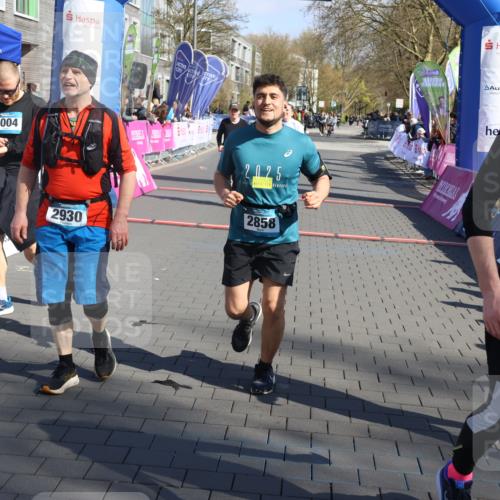 12.04.2026 - 45. Internationalen Wilhelmsburger Insellauf Strokosch-Dieckow http://msf.ph/oto/9466319 12.04.2026 11:00:01 Ziel 4004, 2858, 5699, 5698 meine-sportfotos.de