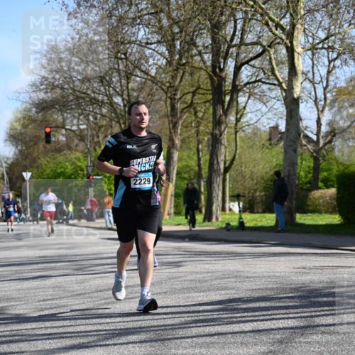 12.04.2026 - 45. Internationalen Wilhelmsburger Insellauf J. Mangold http://msf.ph/oto/9466333 12.04.2026 11:00:58 Ziel 5581, 3463, 2229, 3660, 2880, 5298, 3358, 3347, 4703 meine-sportfotos.de