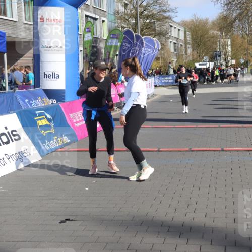 12.04.2026 - 45. Internationalen Wilhelmsburger Insellauf Strokosch-Dieckow http://msf.ph/oto/9466344 12.04.2026 11:00:04 Ziel 5699, 5698, 4101 meine-sportfotos.de