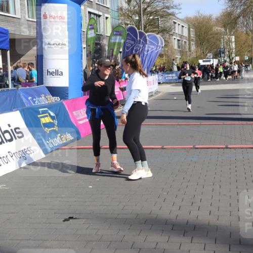 12.04.2026 - 45. Internationalen Wilhelmsburger Insellauf Strokosch-Dieckow http://msf.ph/oto/9466349 12.04.2026 11:00:05 Ziel 5699, 5698, 4101 meine-sportfotos.de