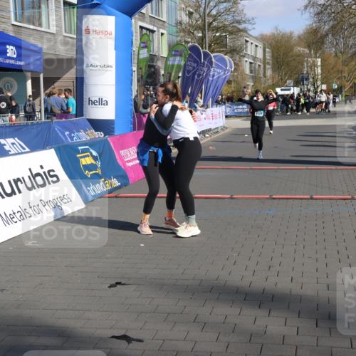 12.04.2026 - 45. Internationalen Wilhelmsburger Insellauf Strokosch-Dieckow http://msf.ph/oto/9466371 12.04.2026 11:00:05 Ziel 5699, 5698, 4101 meine-sportfotos.de