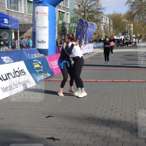 12.04.2026 - 45. Internationalen Wilhelmsburger Insellauf Strokosch-Dieckow http://msf.ph/oto/9466386 12.04.2026 11:00:05 Ziel 5699, 5698, 4101 meine-sportfotos.de
