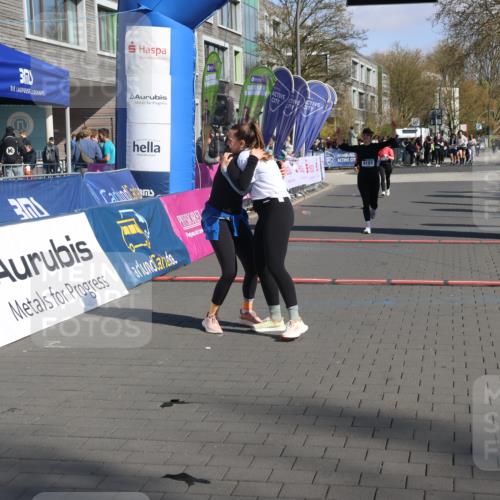 12.04.2026 - 45. Internationalen Wilhelmsburger Insellauf Strokosch-Dieckow http://msf.ph/oto/9466397 12.04.2026 11:00:06 Ziel 5699, 5698, 4101, 2529 meine-sportfotos.de