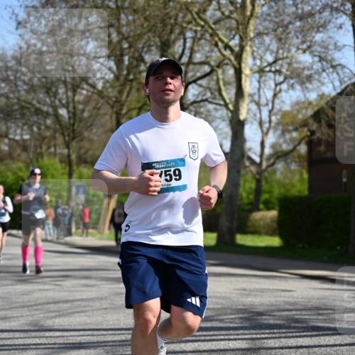 12.04.2026 - 45. Internationalen Wilhelmsburger Insellauf J. Mangold http://msf.ph/oto/9466442 12.04.2026 11:02:07 Ziel 2417, 5605, 4613, 3178, 4759, 4630, 4069, 2985, 3505, 3009, 2962, 2919, 2962, 2919, 2418, 2398, 4595, 4597, 4825, 4825, 2122, 3878, 2016 meine-sportfotos.de