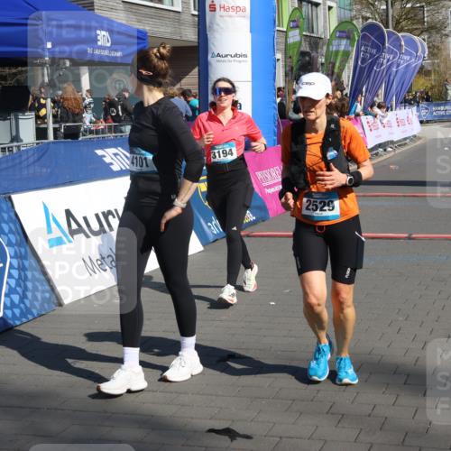 12.04.2026 - 45. Internationalen Wilhelmsburger Insellauf Strokosch-Dieckow http://msf.ph/oto/9466462 12.04.2026 11:00:13 Ziel 2529, 3194, 3367 meine-sportfotos.de