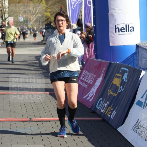 12.04.2026 - 45. Internationalen Wilhelmsburger Insellauf Strokosch-Dieckow http://msf.ph/oto/9466509 12.04.2026 11:00:18 Ziel 3367, 3468, 2665 meine-sportfotos.de