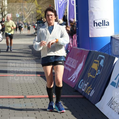 12.04.2026 - 45. Internationalen Wilhelmsburger Insellauf Strokosch-Dieckow http://msf.ph/oto/9466515 12.04.2026 11:00:18 Ziel 3367, 3468, 2665 meine-sportfotos.de