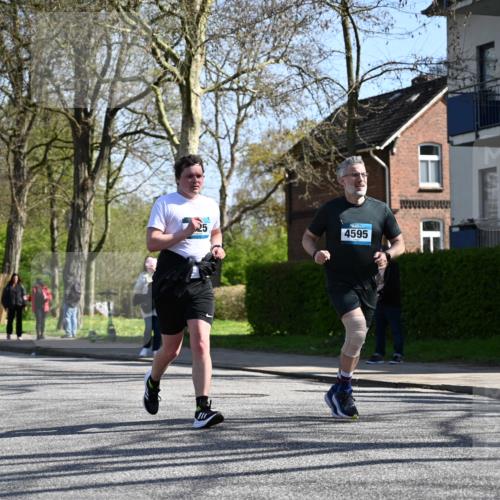 12.04.2026 - 45. Internationalen Wilhelmsburger Insellauf J. Mangold http://msf.ph/oto/9466572 12.04.2026 11:02:28 Ziel 2985, 3505, 3009, 2962, 2919, 2418, 2398, 4595, 4597, 4825, 2122, 3878, 2016, 3052, 4513, 2168, 3910, 3700, 3716, 3223, 4246, 4382, 5816 meine-sportfotos.de