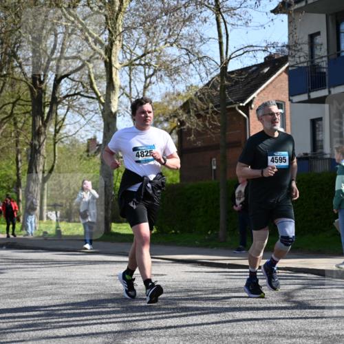 12.04.2026 - 45. Internationalen Wilhelmsburger Insellauf J. Mangold http://msf.ph/oto/9466579 12.04.2026 11:02:28 Ziel 2985, 3505, 3009, 2962, 2919, 2418, 2398, 4595, 4597, 4825, 2122, 3878, 2016, 3052, 4513, 2168, 3910, 3700, 3716, 3223, 4246, 4382, 5816 meine-sportfotos.de