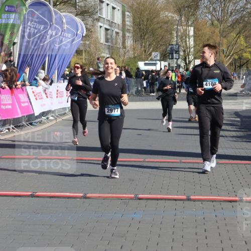 12.04.2026 - 45. Internationalen Wilhelmsburger Insellauf Strokosch-Dieckow http://msf.ph/oto/9466632 12.04.2026 11:00:40 Ziel 2977, 4107, 4152 meine-sportfotos.de