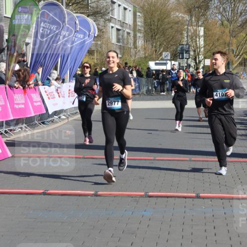 12.04.2026 - 45. Internationalen Wilhelmsburger Insellauf Strokosch-Dieckow http://msf.ph/oto/9466643 12.04.2026 11:00:40 Ziel 2977, 4107, 4152 meine-sportfotos.de