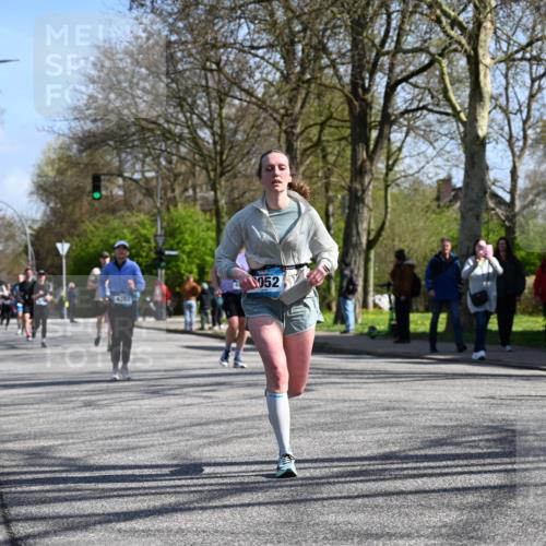 12.04.2026 - 45. Internationalen Wilhelmsburger Insellauf J. Mangold http://msf.ph/oto/9466670 12.04.2026 11:02:44 Ziel 4825, 2122, 3878, 2016, 3052, 4513, 2168, 3910, 3700, 3716, 3223, 4246, 4382, 5816, 3384, 2950, 5460, 4141, 2422 meine-sportfotos.de