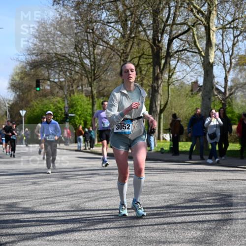 12.04.2026 - 45. Internationalen Wilhelmsburger Insellauf J. Mangold http://msf.ph/oto/9466672 12.04.2026 11:02:44 Ziel 4825, 2122, 3878, 2016, 3052, 4513, 2168, 3910, 3700, 3716, 3223, 4246, 4382, 5816, 3384, 2950, 5460, 4141, 2422 meine-sportfotos.de