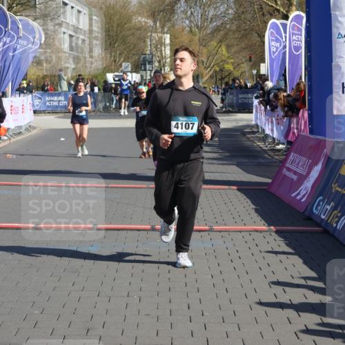 12.04.2026 - 45. Internationalen Wilhelmsburger Insellauf Strokosch-Dieckow http://msf.ph/oto/9466686 12.04.2026 11:00:42 Ziel 2977, 4107, 4152, 2646 meine-sportfotos.de