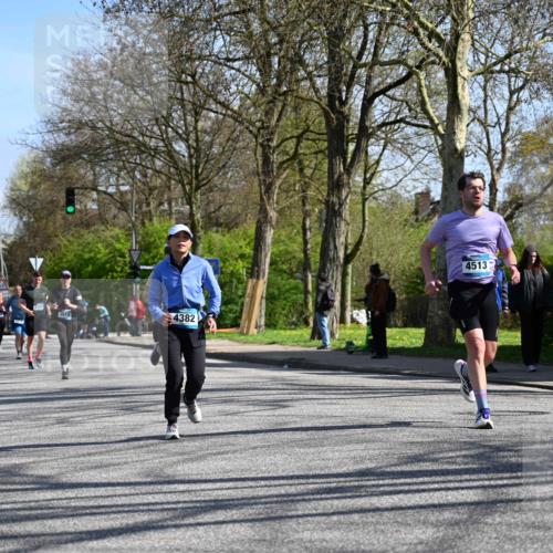 12.04.2026 - 45. Internationalen Wilhelmsburger Insellauf J. Mangold http://msf.ph/oto/9466693 12.04.2026 11:02:47 Ziel 2122, 3878, 2016, 3052, 4513, 2168, 3910, 3700, 3716, 3223, 4246, 4382, 5816, 3384, 2950, 5460, 4141, 2422 meine-sportfotos.de