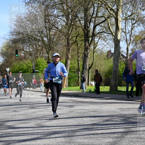 12.04.2026 - 45. Internationalen Wilhelmsburger Insellauf J. Mangold http://msf.ph/oto/9466694 12.04.2026 11:02:47 Ziel 2122, 3878, 2016, 3052, 4513, 2168, 3910, 3700, 3716, 3223, 4246, 4382, 5816, 3384, 2950, 5460, 4141, 2422 meine-sportfotos.de